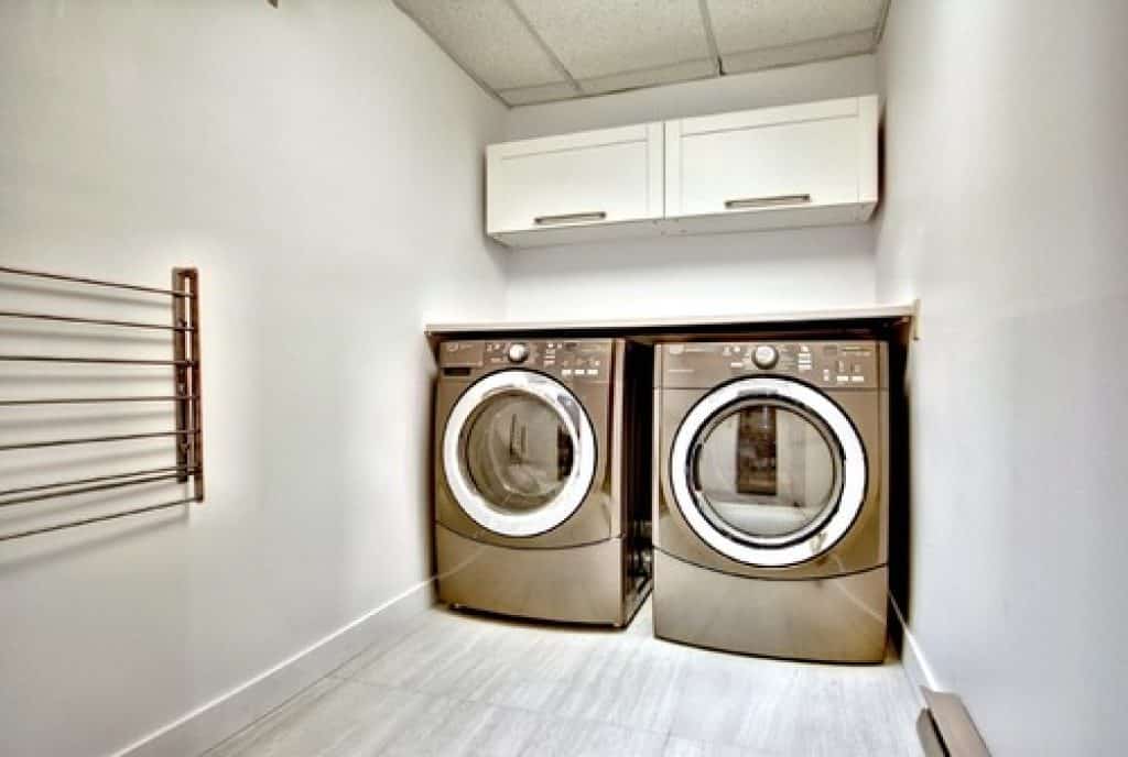 renovation salle de lavage entree decoration maison sandra lajoie design - laundry room ideas - HandyMan.Guide -