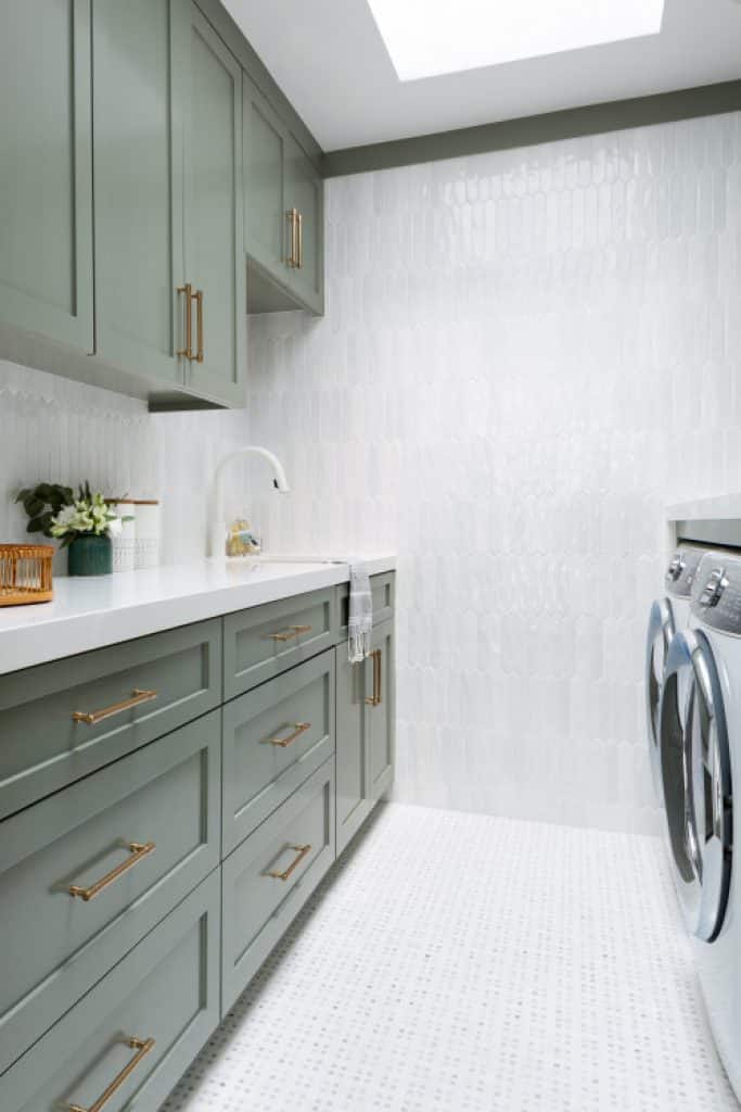 beach style laundry room - 152 Great Laundry Room Ideas to Maximize Your Laundry Space - HandyMan.Guide - Laundry Room Ideas