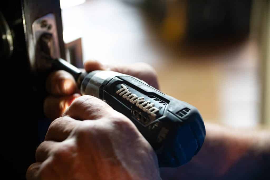 handyman selective focus photography blue and black Makita power drill